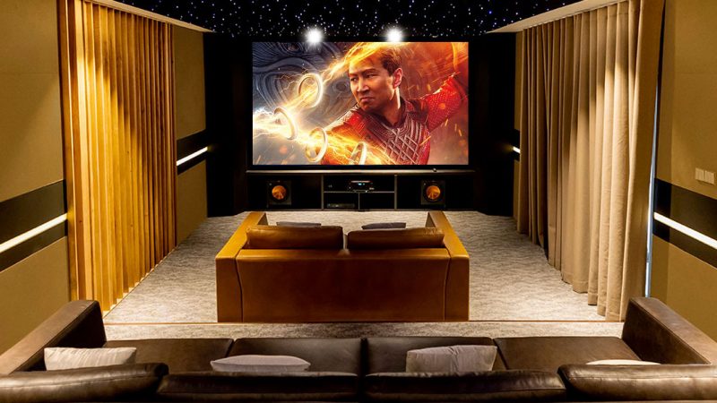 Karaoke & Phòng Chiếu Phim Thông Minh – Trọn Gói, Đẳng Cấp! 16 Phòng phim đẳng cấp, sử dụng màn chiếu thẩm âm với điểm nhấn Máy chiếu 8K JVC DLA NZ8 cao cấp